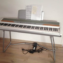 Piano électrique toucher lourd KORG SP-250 - 490 €<br /><br />Clavier 88 notes<br />30 sons différents + effets<br />Mode démo avec 30 morceaux de piano classique.<br />Pédale et prise casque.<br /><br />Ce n'est pas un synthé mais un vrai piano, plus fiable et sonore que bien des pianos traditionnels, avec un vrai toucher de piano et bien moins encombrant !